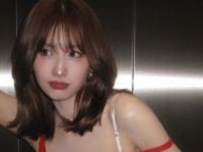 「めちゃスタイル良すぎる」TWICE・モモ、透け感＆色気あふれる赤ドレス姿を披露！ 「綺麗すぎる」