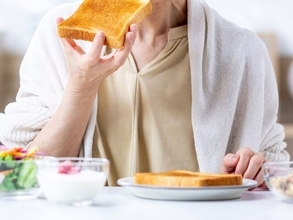 お餅だけじゃない…「パン」も同等に危険！ 高齢者が“むせる間もなく”窒息する理由を法医学者が解説