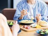 「「生活って食べ方に出るんだ……」10年ぶりの女子会で気づいた友人の「驚きの食事マナー」」の画像1