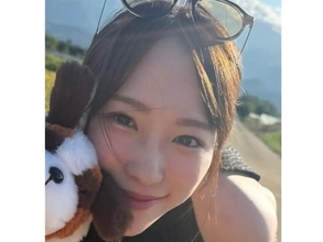 川栄李奈、子どもたちとの夏休みを披露！ ひまわり畑で撮影した黒コーデショットも「夏休み最高だねっ」