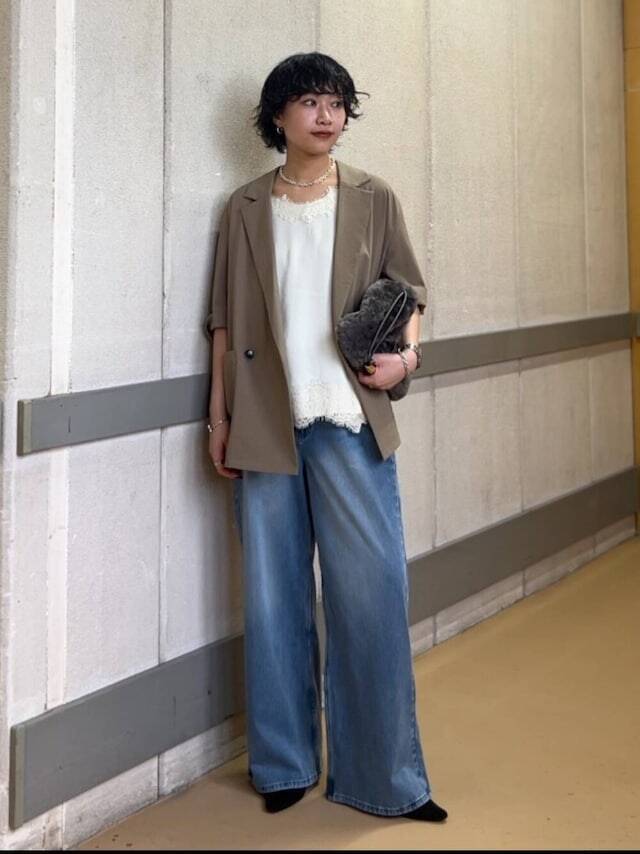 脚のラインを拾わない！ 楽ちんなのにおしゃれ見え！ 40代に似合う「最新デニムスタイル」3選