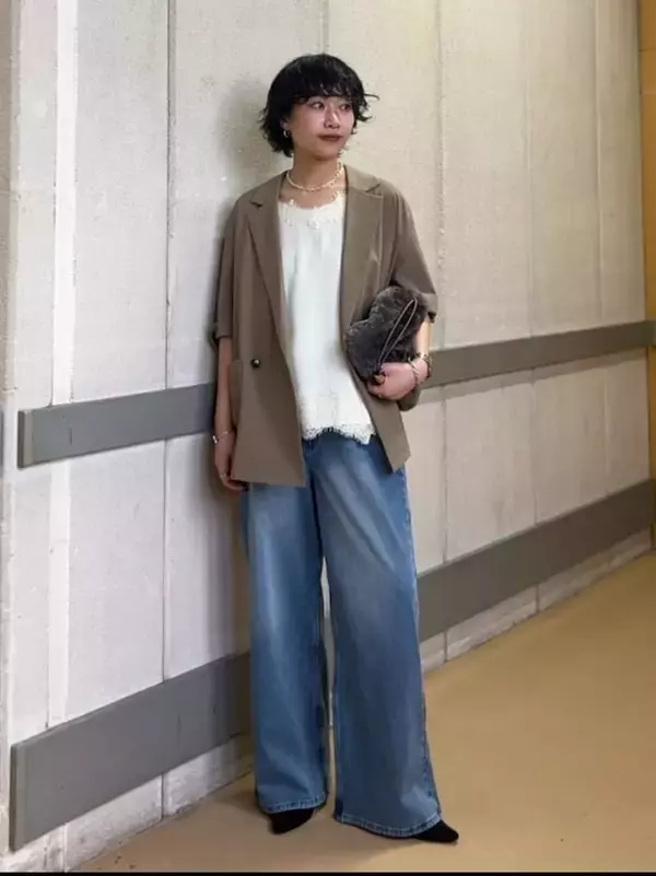 「脚のラインを拾わない！ 楽ちんなのにおしゃれ見え！ 40代に似合う「最新デニムスタイル」3選」の画像