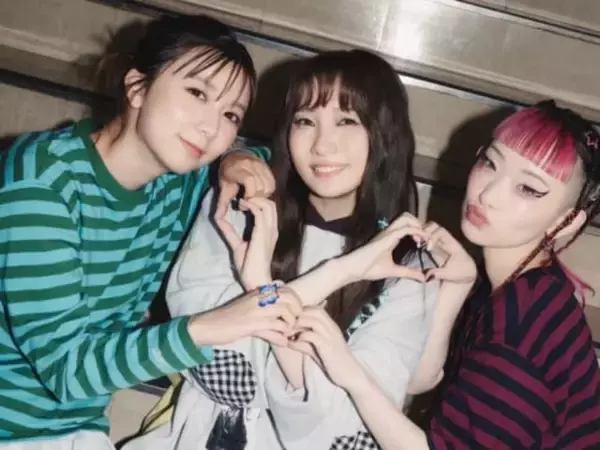 上白石萌歌、美人スリーショット公開！ 「ハッピーVibesが溢れ出てる」「パリピ以来の大集結ですね」