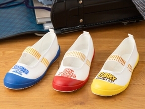 「え？これほしい」カップヌードル×上履きのコラボ商品？ に「可愛い過ぎる」「やだ、、、会社で履きたい」