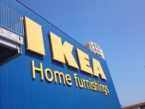 「奥の物も回すと取れるー」IKEAの“SNURRAD スヌルラード 収納用ターンテーブル”が好評。冷蔵庫の奥の食品も手前に出せる