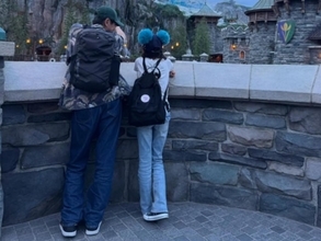 「娘ちゃん脚長過ぎません?!!」アンガ山根、家族でディズニーへ！ 「背が高いように見えますが遺伝!?」