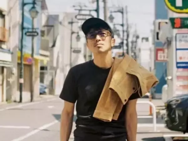 「ほんっとにイケおじ」井ノ原快彦、街中での自然体モデルショットに反響！「写真集はまだですかぁ？」