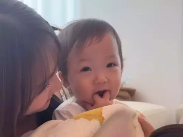 「カップルみたい」人気YouTuberの子どもたちがじゃれ合う姿に反響「このコラボずっと待ってた」「平和な世界」