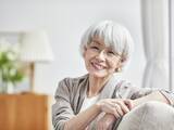 「孤独が老後破産を近づける？ お金が減る人の共通点」の画像1