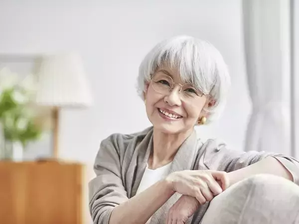 孤独が老後破産を近づける？ お金が減る人の共通点