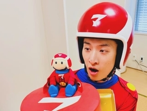 「かわいすぎる」向井康二、“マッサマン”姿で32歳のバースデーショット！ 「宇宙でいっちばん大好き」