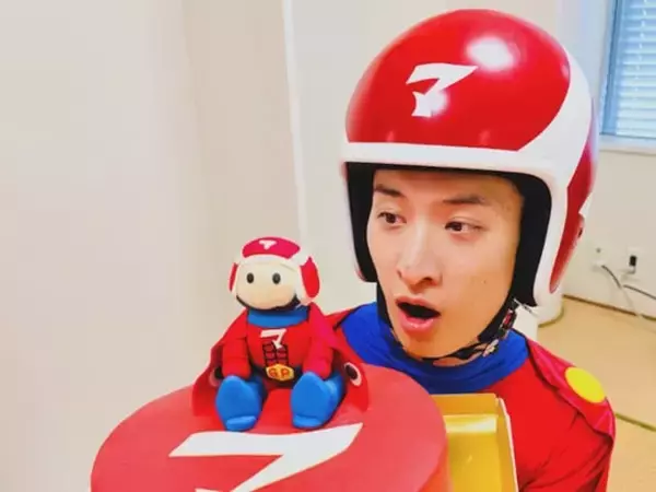 「かわいすぎる」向井康二、“マッサマン”姿で32歳のバースデーショット！ 「宇宙でいっちばん大好き」