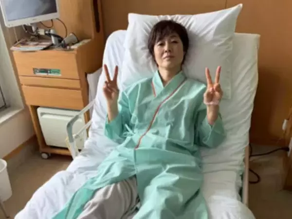 「えっビックリ!!有働さんどうしたの」有働由美子、病院ベッドでピースの“骨折”ショットに驚きの声