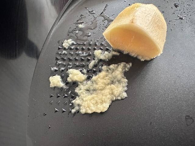【ダイソー】待望の進化系まな板が登場！ 「水切りできるD型まな板」に感動した5つの理由