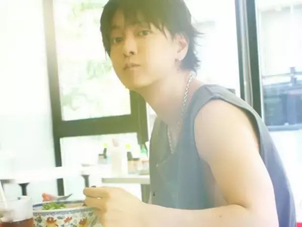 「二の腕たまらん」佐藤健、鍛え上げた筋肉際立つタンクトップ姿を披露！ 「たくましくて素敵」「最高です」