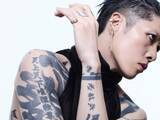 「「スーパーモデル並み」MIYAVI、タトゥーが格好良過ぎる姿に「眉ナシのルック、本当に斬新でおしゃれ！」反響」の画像1