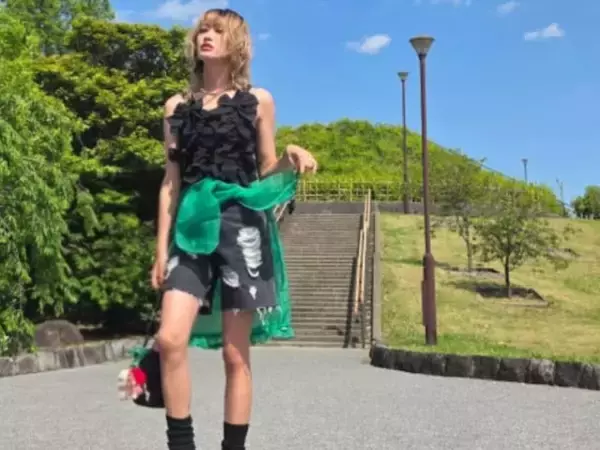 「15歳は、若返ってます！」山田優、露出多めコーデで圧巻美脚を披露！「いくつになってもカッコいい」