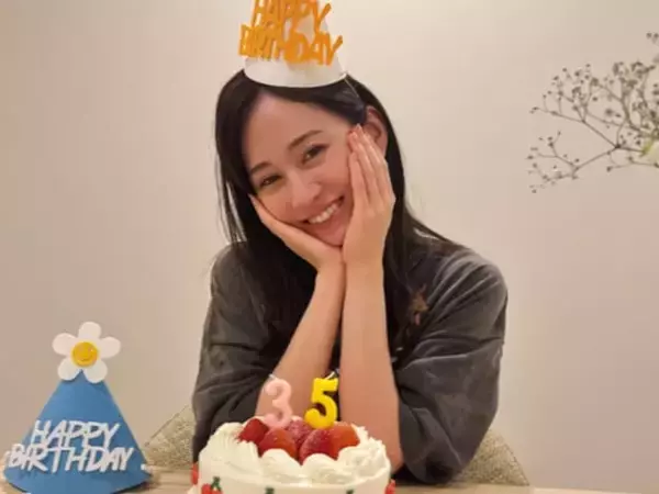 「幸せが溢れてる」前田敦子、息子撮影の35歳バースデーショットを披露！ 「見惚れてしまう」「良い笑顔」