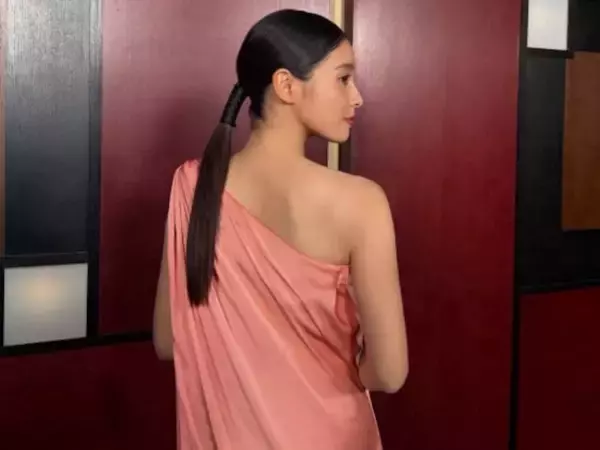 「背中きれいーっ！」土屋太鳳、ドレスから美背中を披露「さっくんのメンカラ！」「輝くような美しさ」