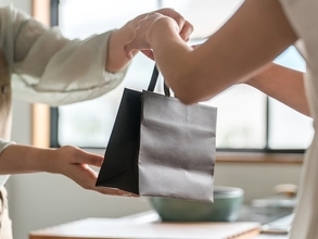 28歳女性「明らかに高い。私なら購入しないと思う…」大学時代の友人がお土産で買った物の値段に衝撃