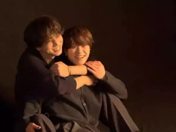 「仲良しなのうれしい」寺西拓人、なにわ男子・大橋和也にバックハグ！ 「爆イケ過ぎてお手上げ」