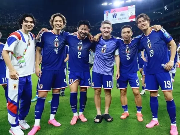 「最高の勝利！！」長友佑都、チュニジア戦を終えた日本代表選手の集合ショットを公開！ 「極上の景色を」