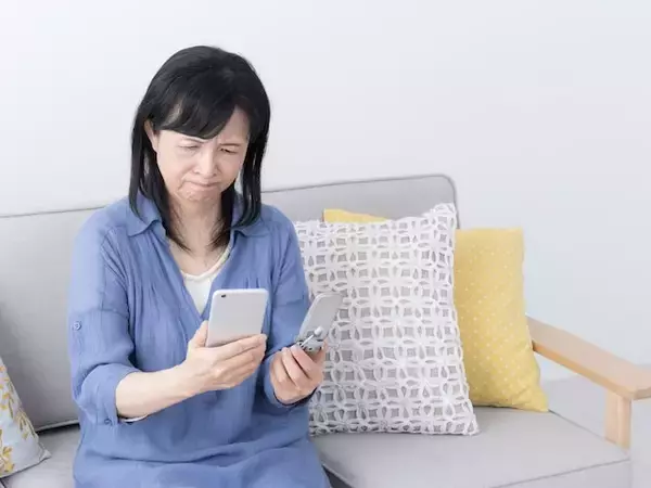 年金月3万2000円「携帯は8年前のガラホ。同居の長男から2万5000円入れてもらう」65歳女性の親子暮らし