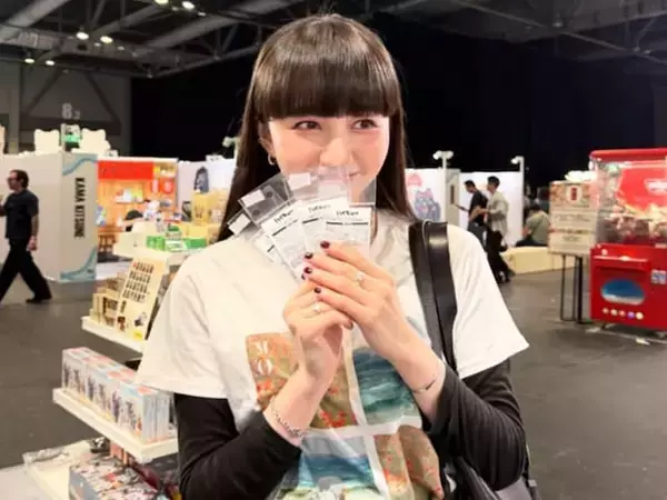 Cocomi、人気アニメ『ハイキュー!!』グッズを購入する“幸せそう”な姿に反響！ 香港のイベントショット