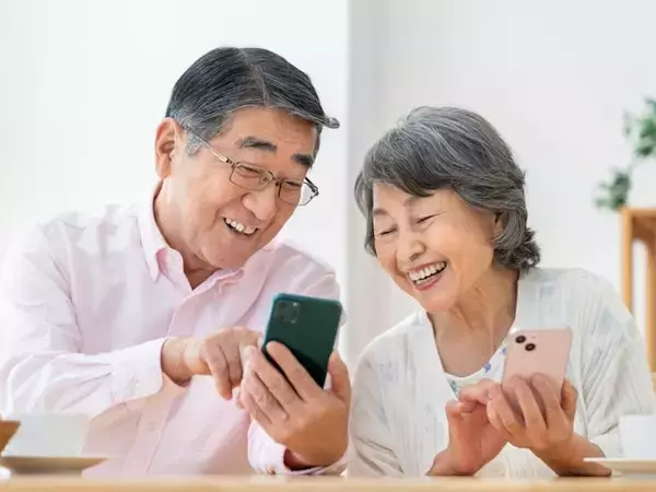 「60代のネットやスマホ代、毎月いくらかかってる？「1万円未満」におさえている人が約4割も」の画像