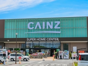 「気になる〜」カインズの“軽くて折りたためる室内物干し”が人気。木目調のデザイン性で部屋になじむ