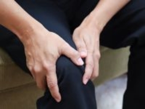 Q. 膝の痛みで「偽痛風の疑い」と診断されました。痛風よりも軽い病気でしょうか？【医師が解説】