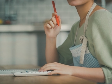 ずっと専業主婦でしたが、年金受給者の夫に先立たれたら私はどのぐらいの年金をもらえる？【2025年度】