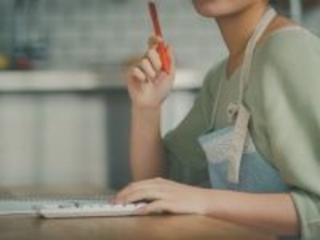 ずっと専業主婦でしたが、年金受給者の夫に先立たれたら私はどのぐらいの年金をもらえる？【2025年度】