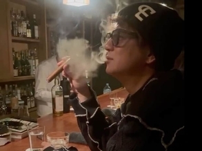 「渋くてカッケー」上地雄輔、葉巻を吸う姿に反響！ 「惚れてしまう。その仕草」「イケメンすぎる」