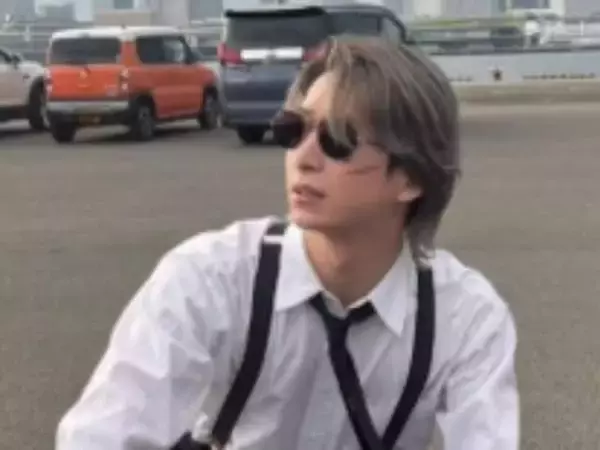 「いつもとは違うカッコよさ」佐久間大介、バイクに乗る姿を披露！ 「やはり銀髪は至高でやばい」