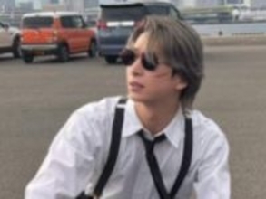 「いつもとは違うカッコよさ」佐久間大介、バイクに乗る姿を披露！ 「やはり銀髪は至高でやばい」