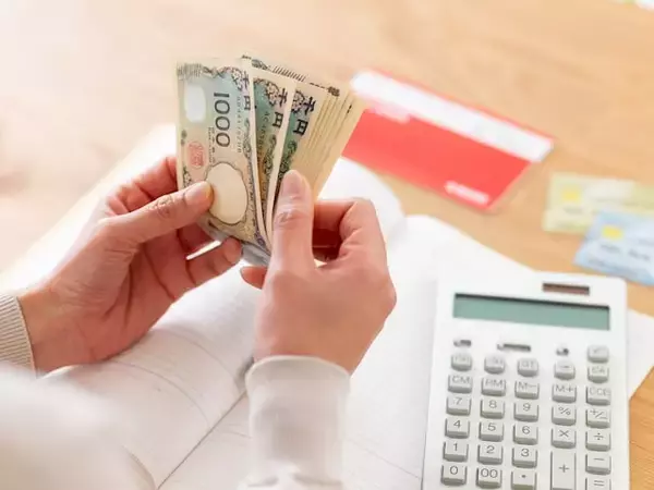 貯蓄や投資を増やすほど不安になる？ “節約疲れ”している人が知るべき「幸福度が最大化する支出」