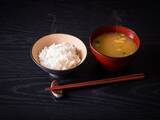 「「1日2食、ご飯とみそ汁のみ」物価高騰で食費を削る58歳女性の住民税非課税生活」の画像1