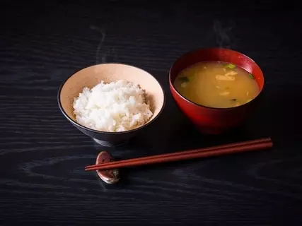 「1日2食、ご飯とみそ汁のみ」物価高騰で食費を削る58歳女性の住民税非課税生活