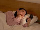 「「疲れた日は、動画を見ながらリフレッシュ」 実は疲労回復に逆効果!? 夜、避けるべきNG習慣」の画像1