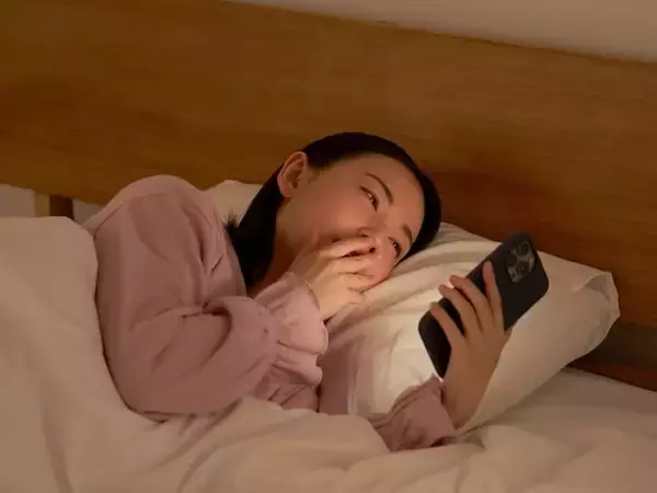 「疲れた日は、動画を見ながらリフレッシュ」 実は疲労回復に逆効果!? 夜、避けるべきNG習慣