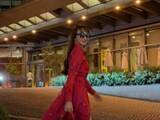 「神田うの、全身赤コーデで“夜のお出掛け”！ 大胆スリットから美脚を披露「夜のけやき坂も久々でした」」の画像1