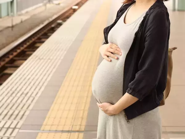 優先席前に立つ妊婦に「譲ってもらえると思ってるんだろ」。気になる電車内での「非常識な言動」