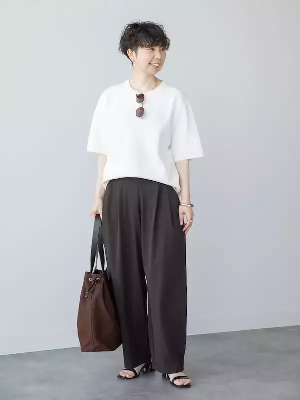 「【ユニクロ】2990円で清潔感UP！大人がフレッシュな印象になれる「白トップス」春夏コーデ3選」の画像