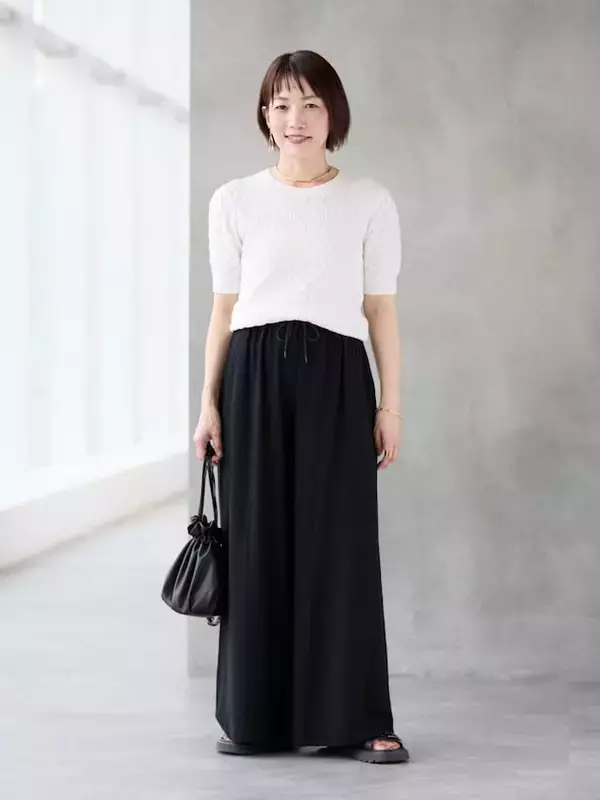 「【ユニクロ】2990円で清潔感UP！大人がフレッシュな印象になれる「白トップス」春夏コーデ3選」の画像