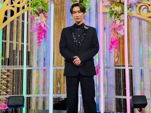 「カッコ良すぎて辛い笑」渡辺翔太、シックなブラックスーツ×スワロフスキー姿を披露！ 「2度見しました」