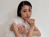 「「え!?誰って思った」有村架純、ファッション誌オフショットに反響！「別人みたい」「可愛く華やか〜」」の画像1