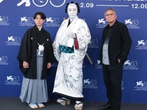 「勸玄くんも立派で…」市川團十郎、ベネチア国際映画祭での親子ショットを披露！ 「お見事」「粋で素敵」