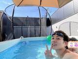 「「幼い間の大切な時間」杉浦太陽、休日の親子ショット公開！ 庭プールで“本気遊び5時間コース”」の画像1