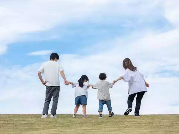家族で過ごせる夏休みはあと何回？ 小学生家庭の8割が選んだ「今やっておきたい体験」